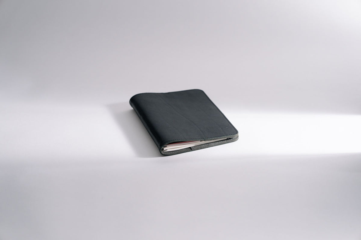 Roterfaden WK_12 Taschbegleiter — Smooth Leather (A6 & A5)